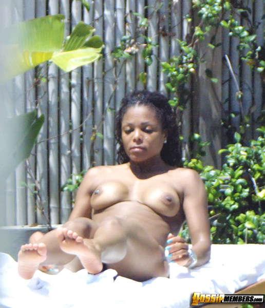 S-a crezut singură sub soare. Cântăreaţa americancă surprinsă făcând plajă nud în curtea casei 136308