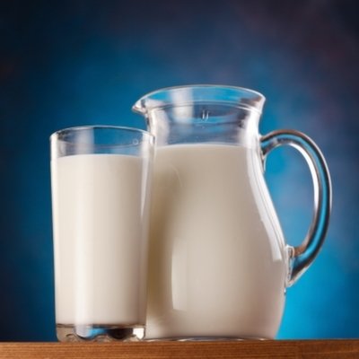 Cum se scumpeşte laptele de 5 ori de la fermieri, până ajunge pe rafturi. În străinătate costă mai puţin ca la noi