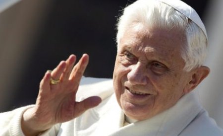 Papa Benedict XVI a intrat în lumea mondenă a celebrităţilor: Are un parfum creat special pentru el