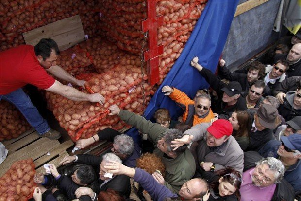 &quot;Revoluţia cartofilor&quot;. Sărăciţi de recesiune, grecii declară război intermediarilor din comerţ