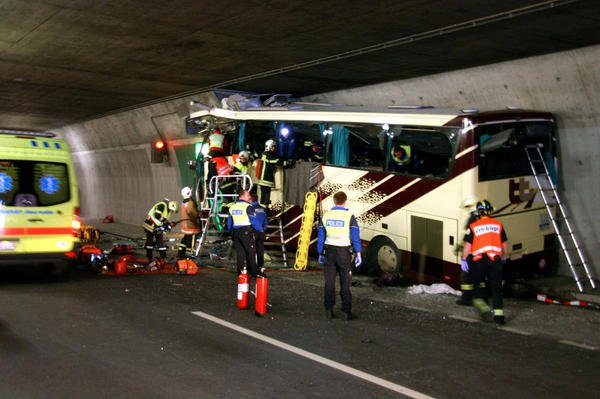 Supravieţuitorii accidentului din Elveţia: Şoferul ar fi vrut să utilizeze un DVD