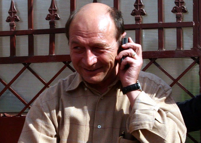 Traian Băsescu l-a felicitat pe noul preşedinte al Republicii Moldova