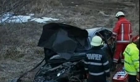 Un subofiţer din Sibiu a murit după ce a pierdut controlul volanului şi s-a răsturnat într-un şanţ