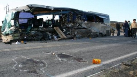 Cel puţin 15 morţi şi mai mulţi răniţi, după ce un autobuz şi un camion au intrat în coliziune