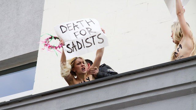 Organizaţia Femen loveşte din nou. Tinere la bustul gol au protestat de pe clădirea Procurorului General din Ucraina