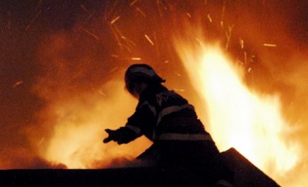 Primăvara se înmulţesc incendiile de vegetaţie. În numai două ore, în judeţul Argeş, pompierii au stins peste 10 incendii