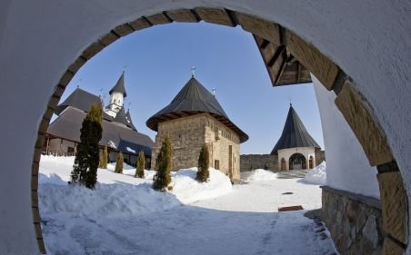 Românii îşi fac rezervări la mănăstiri pentru minivacanţa de Paşte. Cât costă o noapte de cazare