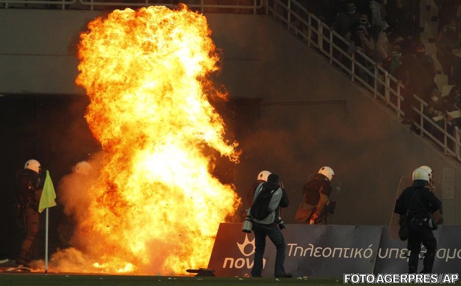 Violenţele din Grecia nu ocolesc fotbalul: Fanii lui Panathinaikos au incendiat stadionul la derby-ul cu Olympiacos