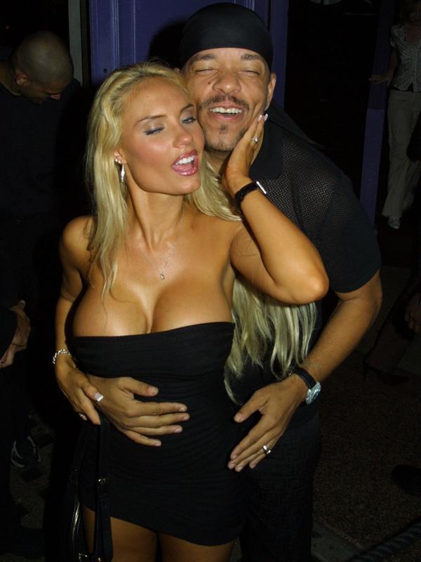 Când sutienul e opţional, &quot;baloanele&quot; ies la suprafaţă. Diva care a făcut show pe covorul roşu 137436