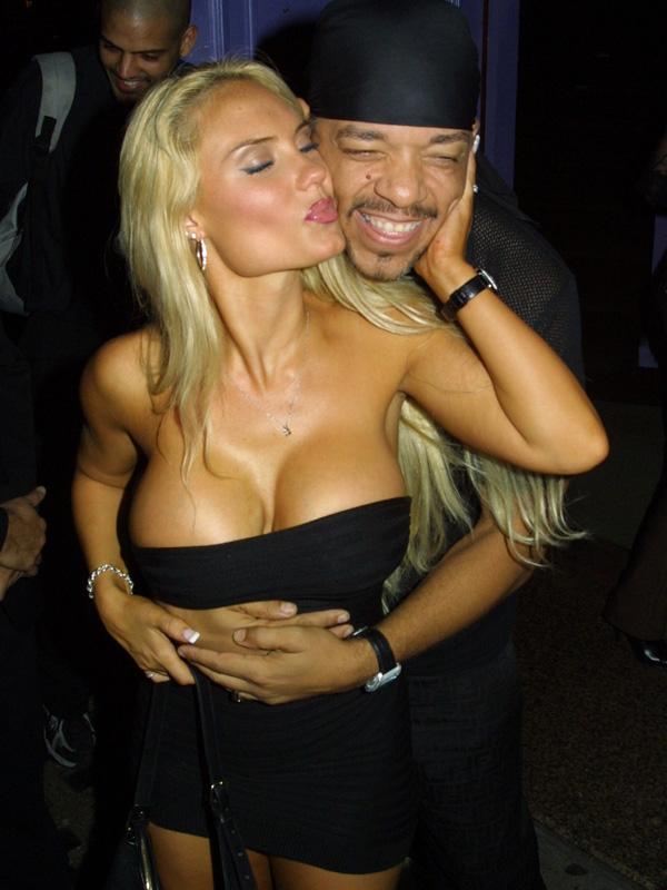 Când sutienul e opţional, &quot;baloanele&quot; ies la suprafaţă. Diva care a făcut show pe covorul roşu 137437