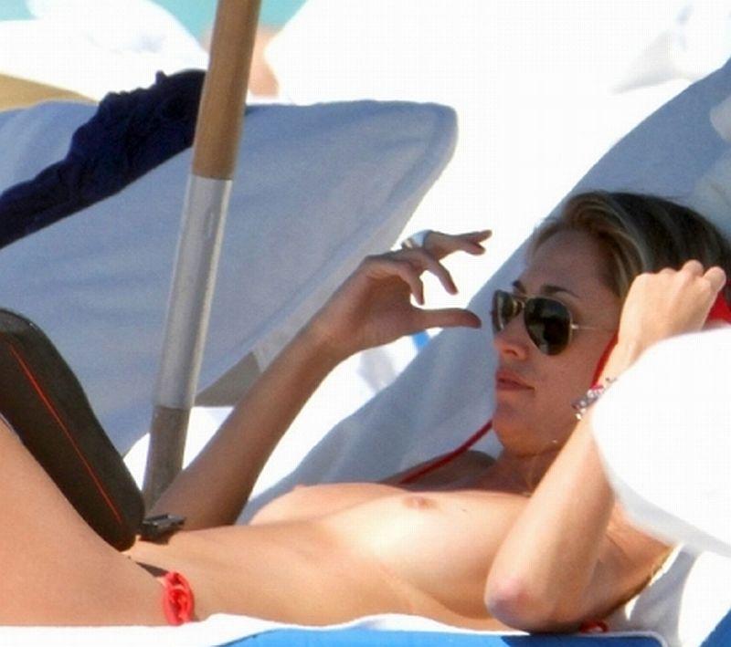 Ce a determinat-o să-şi dea jos toate hainele. Trupul ei perfect îţi taie respiraţia 137320