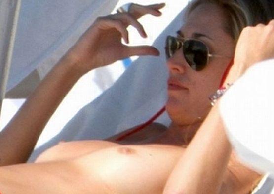 Ce a determinat-o să-şi dea jos toate hainele. Trupul ei perfect îţi taie respiraţia 137322