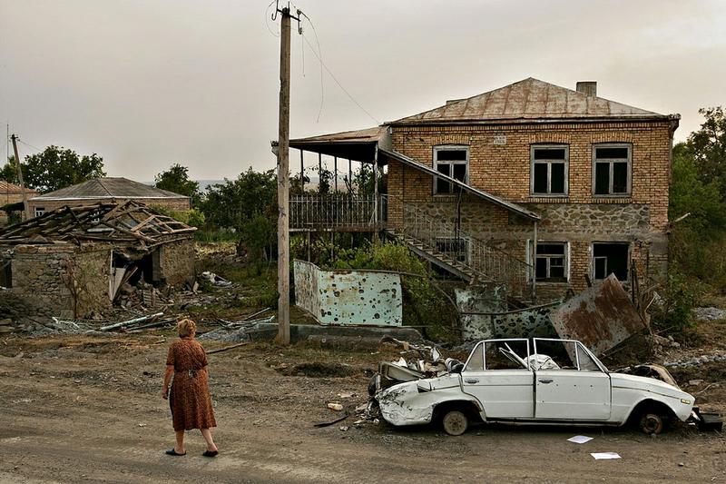 Trupurile lor sunt ruguri vii la marginea drumurilor. Ţara unde oamenii au ajuns ruine ambulante 137328