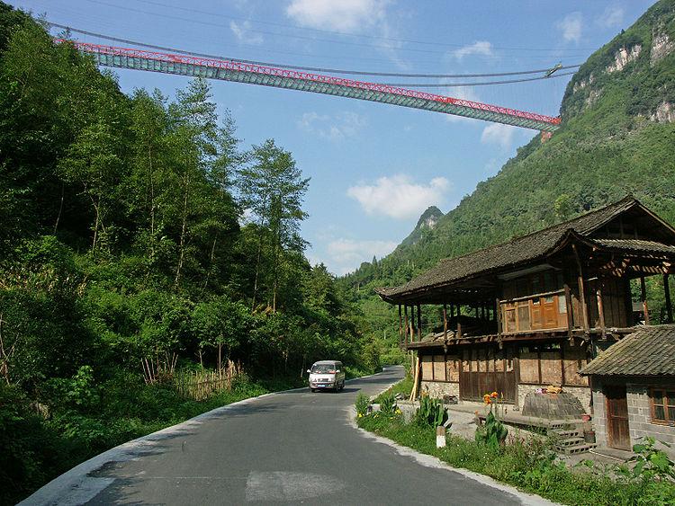 Unul dintre motivele pentru care conduc lumea. Chinezii au construit cel mai lung pod suspendat între doi munţi 137357