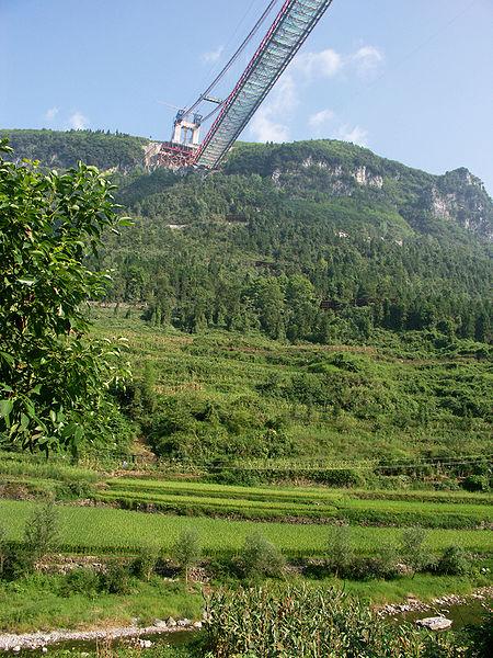 Unul dintre motivele pentru care conduc lumea. Chinezii au construit cel mai lung pod suspendat între doi munţi 137360