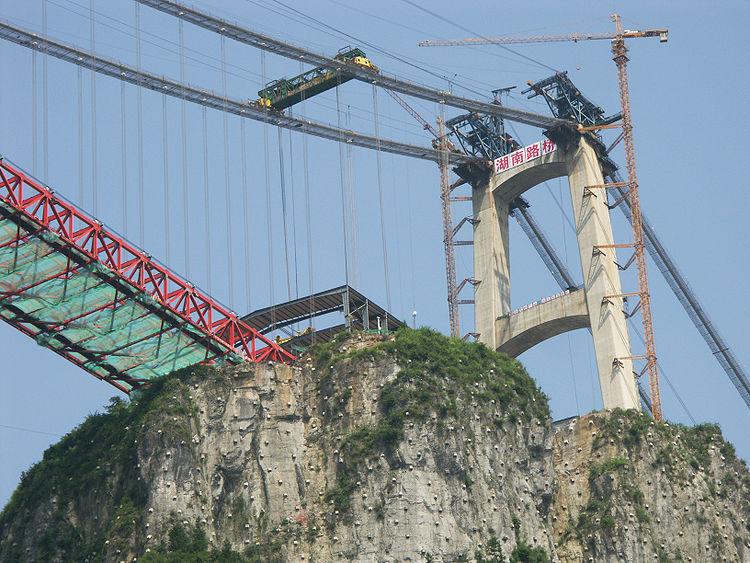 Unul dintre motivele pentru care conduc lumea. Chinezii au construit cel mai lung pod suspendat între doi munţi 137361