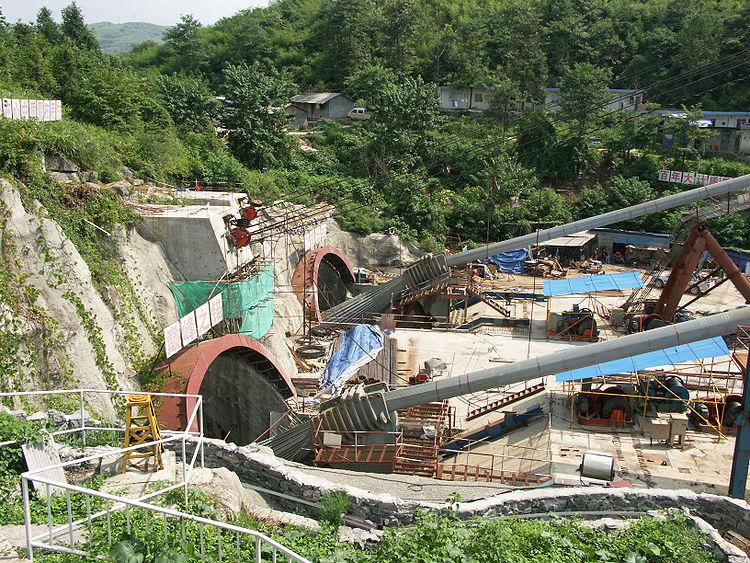 Unul dintre motivele pentru care conduc lumea. Chinezii au construit cel mai lung pod suspendat între doi munţi 137362