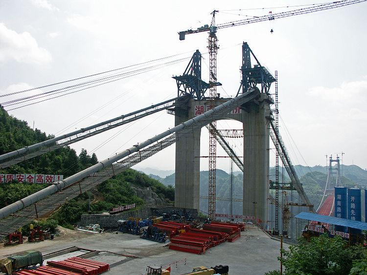 Unul dintre motivele pentru care conduc lumea. Chinezii au construit cel mai lung pod suspendat între doi munţi 137363