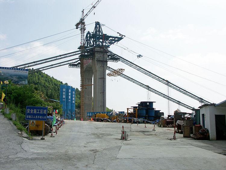 Unul dintre motivele pentru care conduc lumea. Chinezii au construit cel mai lung pod suspendat între doi munţi 137364