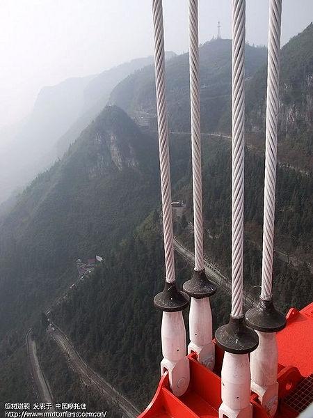Unul dintre motivele pentru care conduc lumea. Chinezii au construit cel mai lung pod suspendat între doi munţi 137365