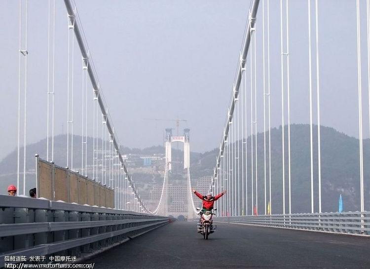 Unul dintre motivele pentru care conduc lumea. Chinezii au construit cel mai lung pod suspendat între doi munţi 137366