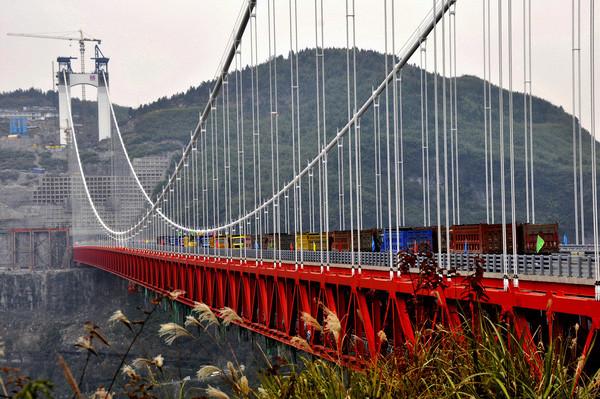 Unul dintre motivele pentru care conduc lumea. Chinezii au construit cel mai lung pod suspendat între doi munţi 137367