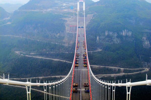 Unul dintre motivele pentru care conduc lumea. Chinezii au construit cel mai lung pod suspendat între doi munţi 137368