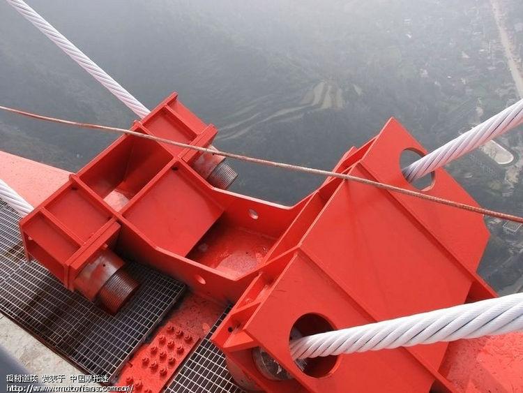 Unul dintre motivele pentru care conduc lumea. Chinezii au construit cel mai lung pod suspendat între doi munţi 137369