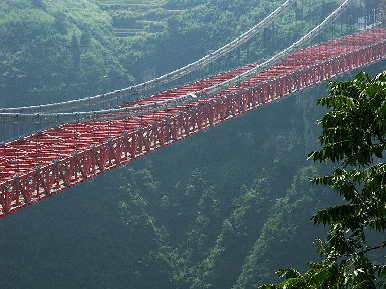 Unul dintre motivele pentru care conduc lumea. Chinezii au construit cel mai lung pod suspendat între doi munţi 137370