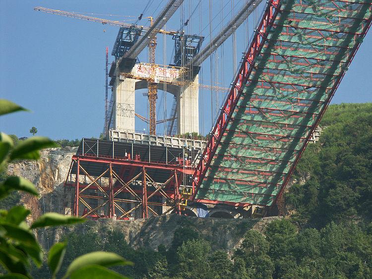 Unul dintre motivele pentru care conduc lumea. Chinezii au construit cel mai lung pod suspendat între doi munţi 137372