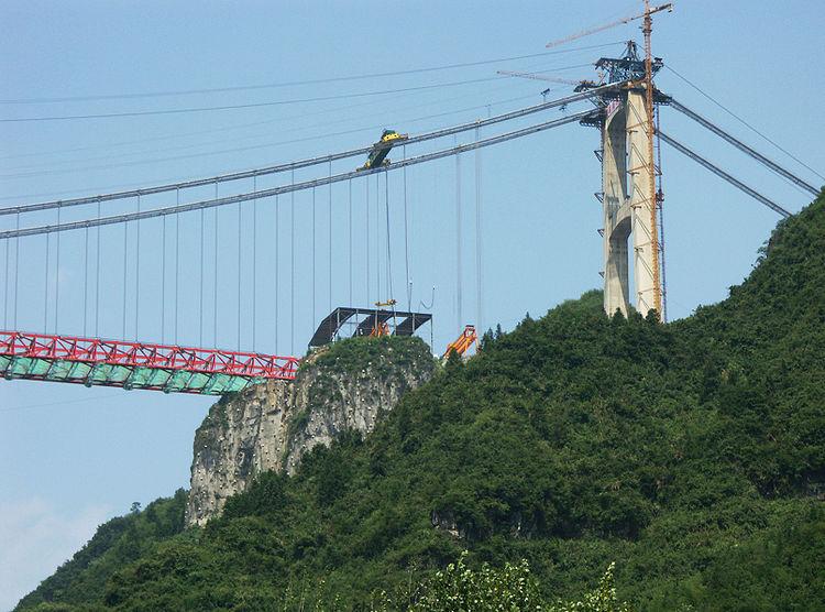 Unul dintre motivele pentru care conduc lumea. Chinezii au construit cel mai lung pod suspendat între doi munţi 137373