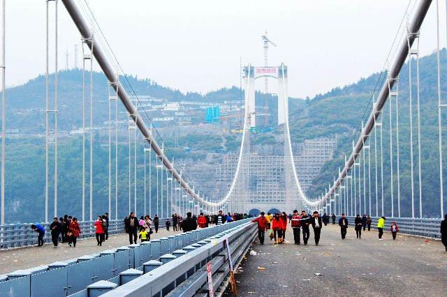 Unul dintre motivele pentru care conduc lumea. Chinezii au construit cel mai lung pod suspendat între doi munţi 137374