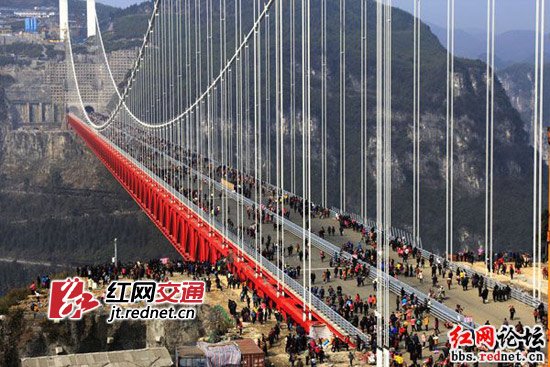 Unul dintre motivele pentru care conduc lumea. Chinezii au construit cel mai lung pod suspendat între doi munţi