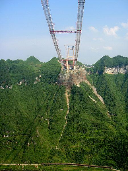 Unul dintre motivele pentru care conduc lumea. Chinezii au construit cel mai lung pod suspendat între doi munţi 137377