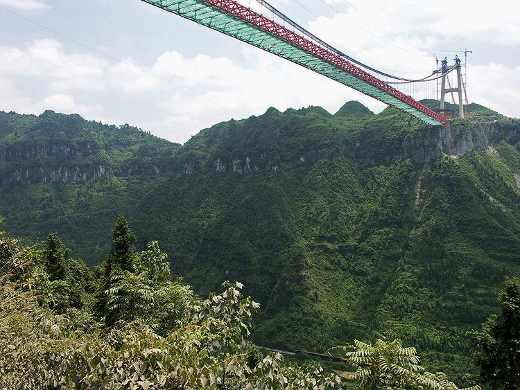 Unul dintre motivele pentru care conduc lumea. Chinezii au construit cel mai lung pod suspendat între doi munţi 137378