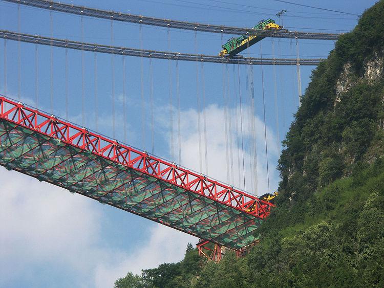 Unul dintre motivele pentru care conduc lumea. Chinezii au construit cel mai lung pod suspendat între doi munţi 137380