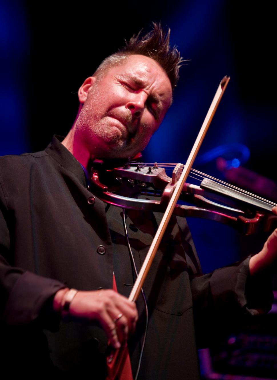 Celebrul violonist Nigel Kennedy va concerta pe 2 Aprilie în “Ţara lui Enescu” 137774