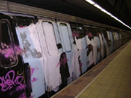 Inedit. Graffiti pe garnitura unui metrou din Capitală, manifest urban de celebrare a apei