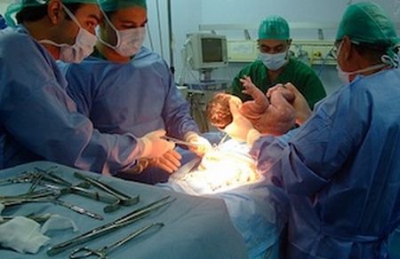 O tânără care a suferit o operaţie de cezariană susţine că a fost lăsată trei zile cu rana deschisă 