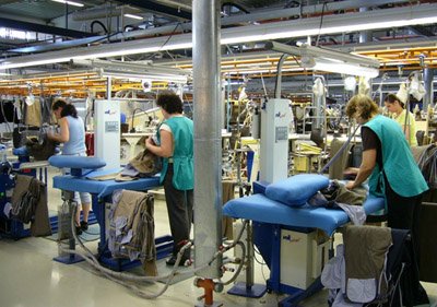 300 de angajaţi ai fabricii de confecţii LRO din Sfântu Gheorghe vor fi disponibilizaţi la sfârşitul lunii