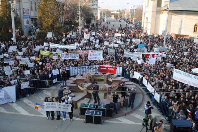 5.000 de oameni au ieşit în stradă la Bârlad. &quot;Aveţi mare grabă să ne daţi OTRAVĂ!&quot; Protest împotriva exploatării gazelor de şist