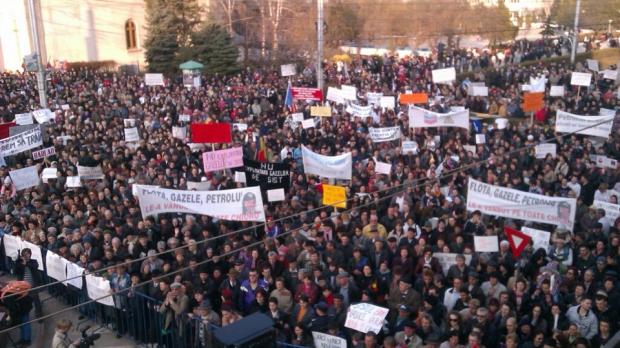 5.000 de oameni au ieşit în stradă la Bârlad. &quot;Aveţi mare grabă să ne daţi OTRAVĂ!&quot; Protest împotriva exploatării gazelor de şist 138033
