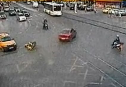 Motociclist lovit în plin de o maşină, în Capitală. A supravieţuit unui salt care-i putea fi fatal