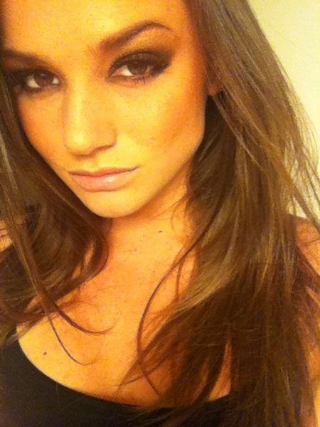 N-o crezi în stare de aşa ceva, după ce îi vezi pozele de pe Twitter. Frumuseţea ei acoperă un secret murdar 138098