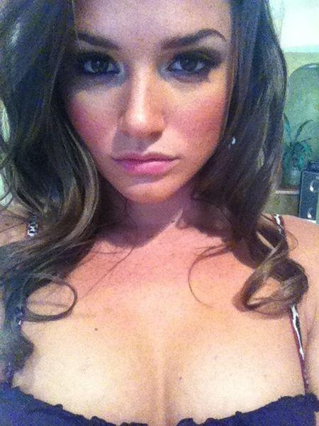 N-o crezi în stare de aşa ceva, după ce îi vezi pozele de pe Twitter. Frumuseţea ei acoperă un secret murdar 138100