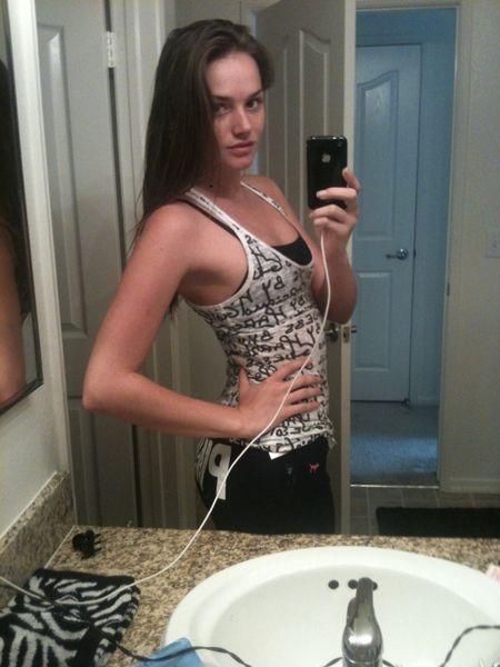 N-o crezi în stare de aşa ceva, după ce îi vezi pozele de pe Twitter. Frumuseţea ei acoperă un secret murdar 138110