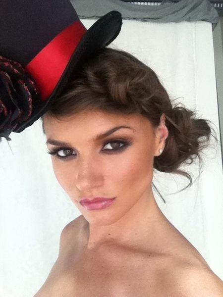 N-o crezi în stare de aşa ceva, după ce îi vezi pozele de pe Twitter. Frumuseţea ei acoperă un secret murdar 138113