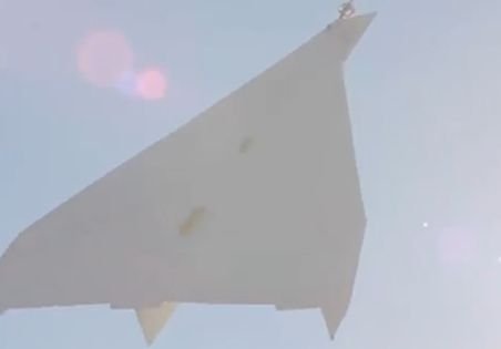 Vezi aici cum arată cel mai mare avion de hârtie din lume