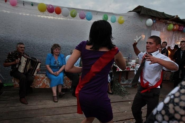 &quot;Vor avea noroc în viaţă cum trag muştele la...&quot; Urarea făcută de soacra mare la nunta anului 138039