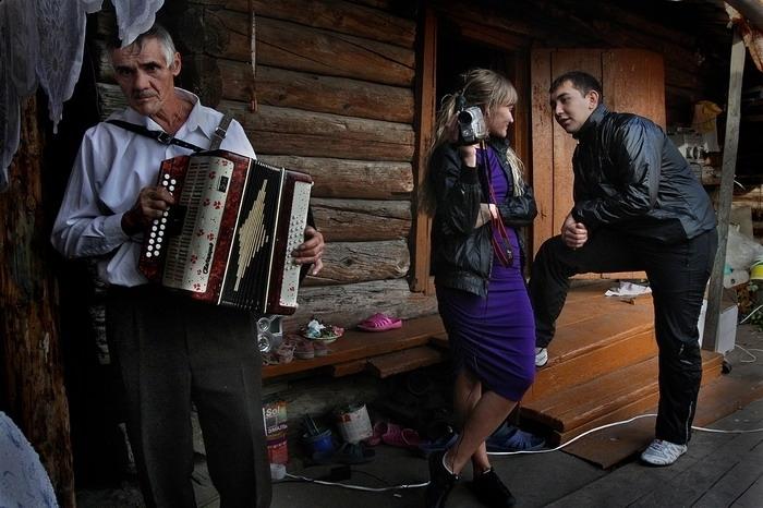 &quot;Vor avea noroc în viaţă cum trag muştele la...&quot; Urarea făcută de soacra mare la nunta anului 138040